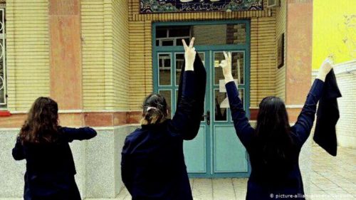 اعتراض زنان ایران به حجاب اجباری