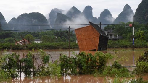 پاک سازی آثار سیل در جنوب چین، باران بیشتری در راه است
