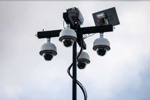 بریتیش کلمبیا_ونکوور : شکایت زن ونکووری از شهرداری و رئیس پلیس در رابطه با تریلرهای دوربین های نظارتی