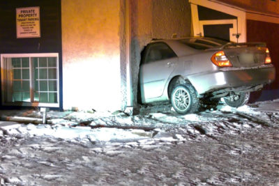 راننده ای خودروی خود را به دیوار آپارتمانی در مرکز شهر ادمونتون کوبید و از آن رد شد