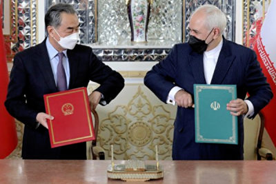 شماری از ایرانیان در اعتراض به امضای قرارداد چین با ایران : با رژیم رو به افول ایران قرارداد نبدید