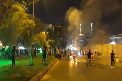 عراقی ها دیوار کنسولگری ایران در کربلا را در اعتراض به ترور یک فعال مدنی به آتش کشیدند