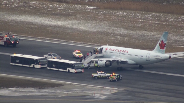فرود اضطراری هواپیمای ایر کانادا در تورنتو به دلیل از دست دادن چرخ