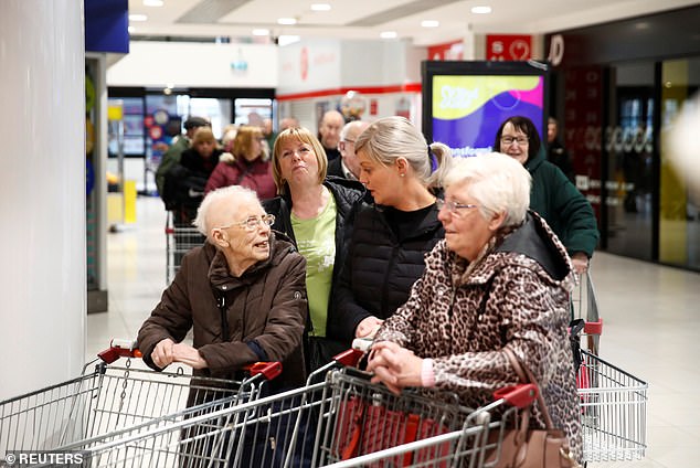 فروشگاههای مواد غذایی برای رفاه سالمندان زودتر باز می شوند