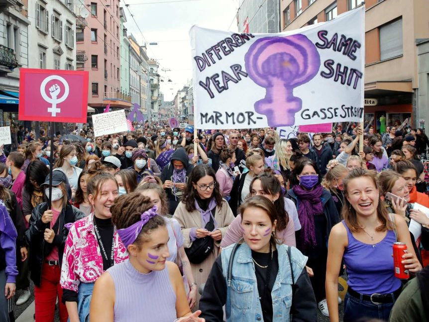در اعتراض به خشونت خانگی و نابرابری جنسی، زنان سوئیسی تظاهرات کردند