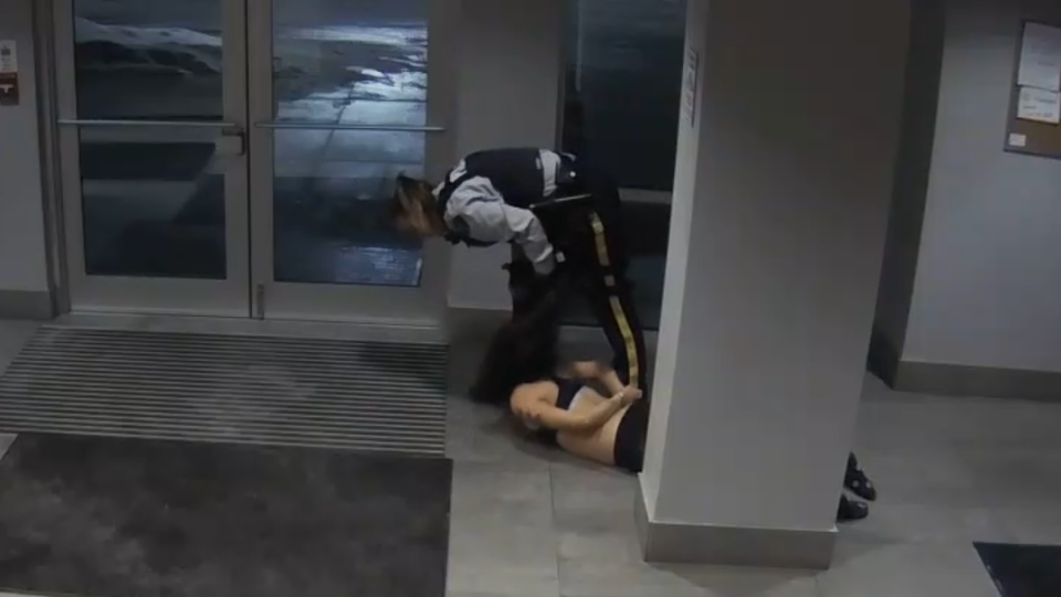 تصویر از شکایت یک دانشجوی پرستاری از برخورد خشن پلیس کانادا