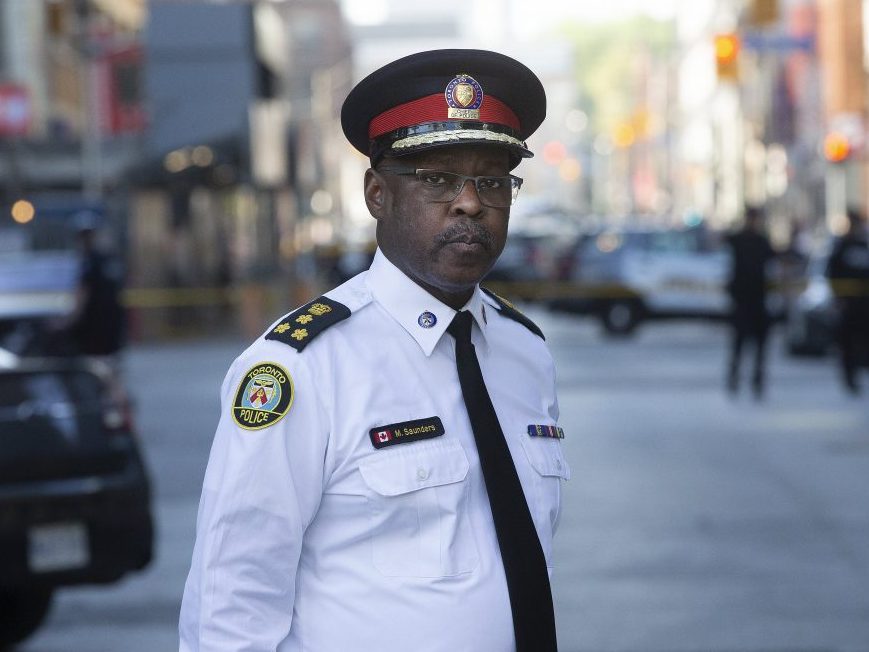مارک سندرز از سمت خود به عنوان رئیس سرویس پلیس تورنتو کناره گیری می کند.