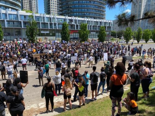در اعتراض به نژادپرستی ضدسیاه، هزاران نفر در می سی ساگا تظاهرات کردند
