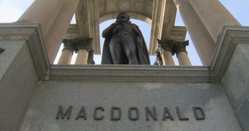 کبک_مونترال : طوماری نویسی مونترالی ها برای پایین کشیدن مجسمه A. Macdonald اولین نخست وزیر کانادا