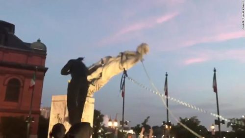 معترضان بالتیمور مجسمه کریستوفر کلمب را پایین کشیدند