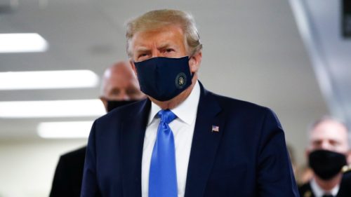 دونالد ترامپ برای اولین بار در طول همه گیری در ملاء عام ماسک پوشید