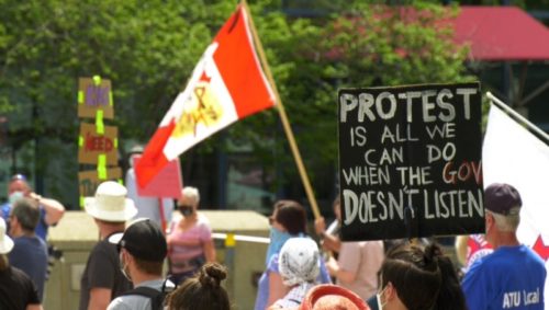 آلبرتا : تظاهرات صدها نفر در اعتراض به لایحه 1 در کلگری و ادمونتون
