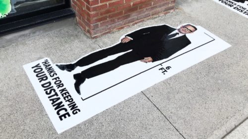 یک شرکت در تورنتو با تصویر بزرگ تام هنکس فاصله گذاری اجتماعی را ترویج می دهد