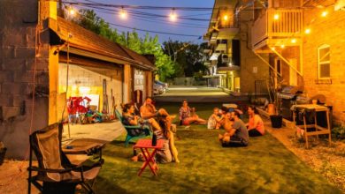 چند همسایه در تورنتو پارکینگ مشترک خانه شان را به حیاط خلوت خانواده ها تبدیل کردند