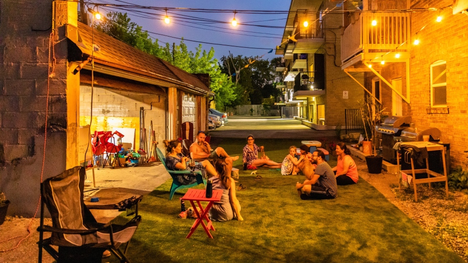 چند همسایه در تورنتو پارکینگ مشترک خانه شان را به حیاط خلوت خانواده ها تبدیل کردند