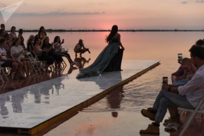 نمایش مد روی دریاچه نمکی ساسیک سیواش کریمه برگزار شد