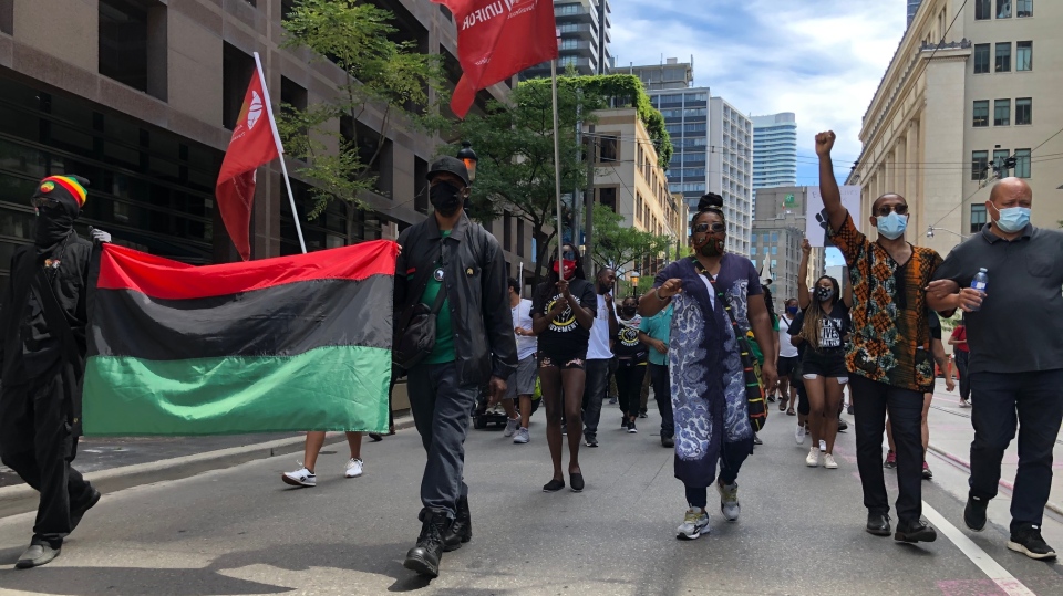 روز آزادی : صدها نفر در شهر تورنتو به مناسبت بزرگداشت روز رهایی راهپیمایی کردند