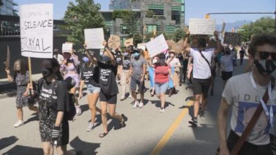 مردم ونکوور روز رهایی را با تجمع در مرکز شهر مشخص می‌کنند