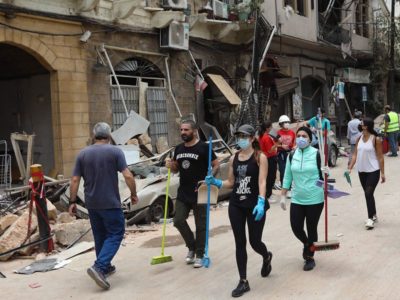 صدها جوان برای پاکسازی و تمیزکاری شیشه های آپارتمان ها در مناطق آسیب دیده بیروت رفتند 