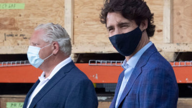 جاستین ترودو نخست وزیر کانادا به داگ فورد در پروژه کلنگ زنی کوت گولد در انتاریو پیوست