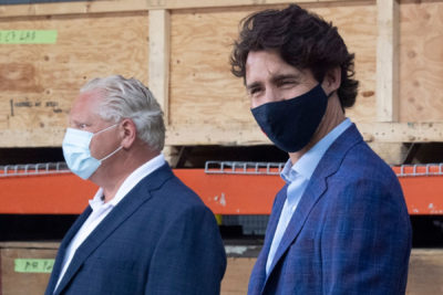 جاستین ترودو نخست وزیر کانادا به داگ فورد در پروژه کلنگ زنی کوت گولد در انتاریو پیوست