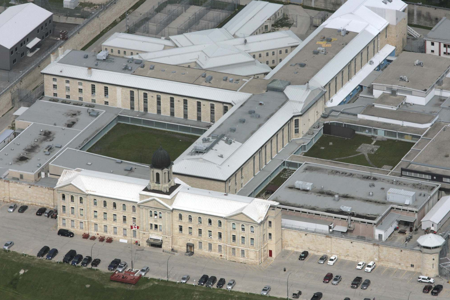 کشف و ضبط بیش از 360 هزار دلار کالای قاچاق در زندان استونی مانتین وینیپگ 