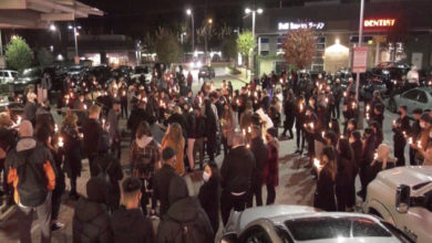 حضور ده ها نفر در تجمعی برای حمایت از نوجوان اهل سوری با شمع های روشن