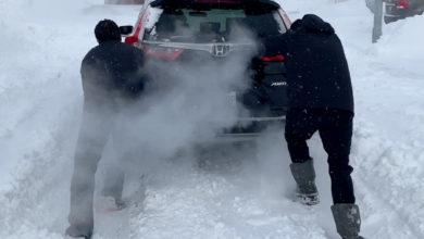 مردی از اهالی سسکتون : دوباره گیر کردم و منتظر نیروهای شهرداری برای پاکسازی برف ها ماندم