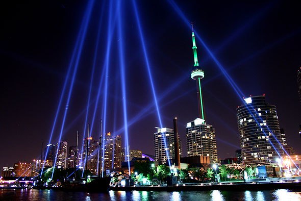 شهر تورنتو برای شب سال نو شاهد نورپردازی سی ان تاور ( برج CN ) خواهد بود