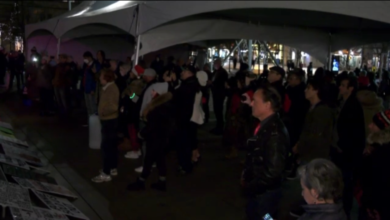 افسران پلیس ونکوور نظاره گر جمع شدن و رقص صدها نفر در شب سال نو در مرکز شهر بودند