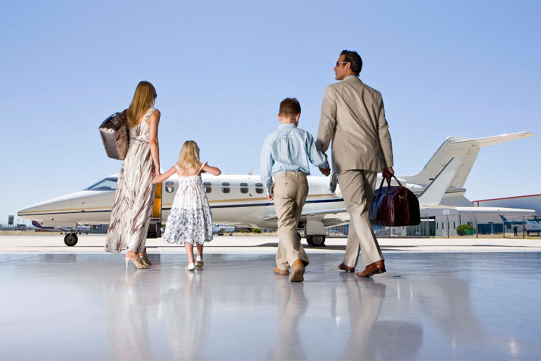 Свобода в семейной жизни. Семья путешествует. Богатая семья. Путешествие на самолете. Путешествие с семьей.