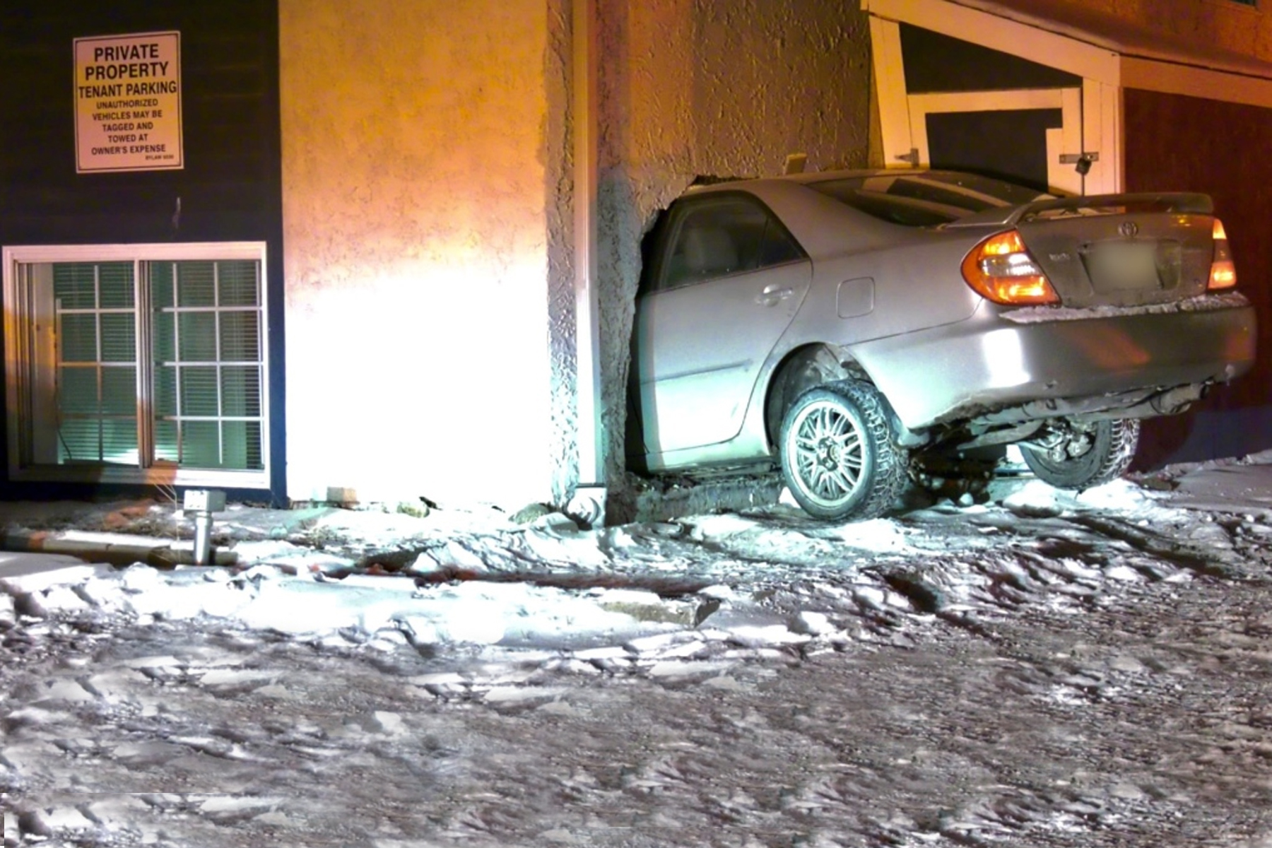 راننده ای خودروی خود را به دیوار آپارتمانی در مرکز شهر ادمونتون کوبید و از آن رد شد