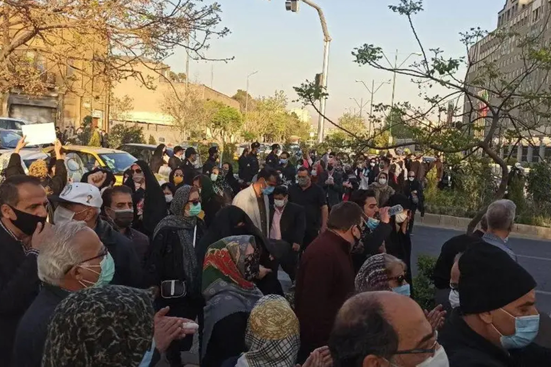 در اعتراض به انعقاد قرارداد ایران و چین، مردم بطور خودجوش در شهرهای مختلف ایران تجمع کردند