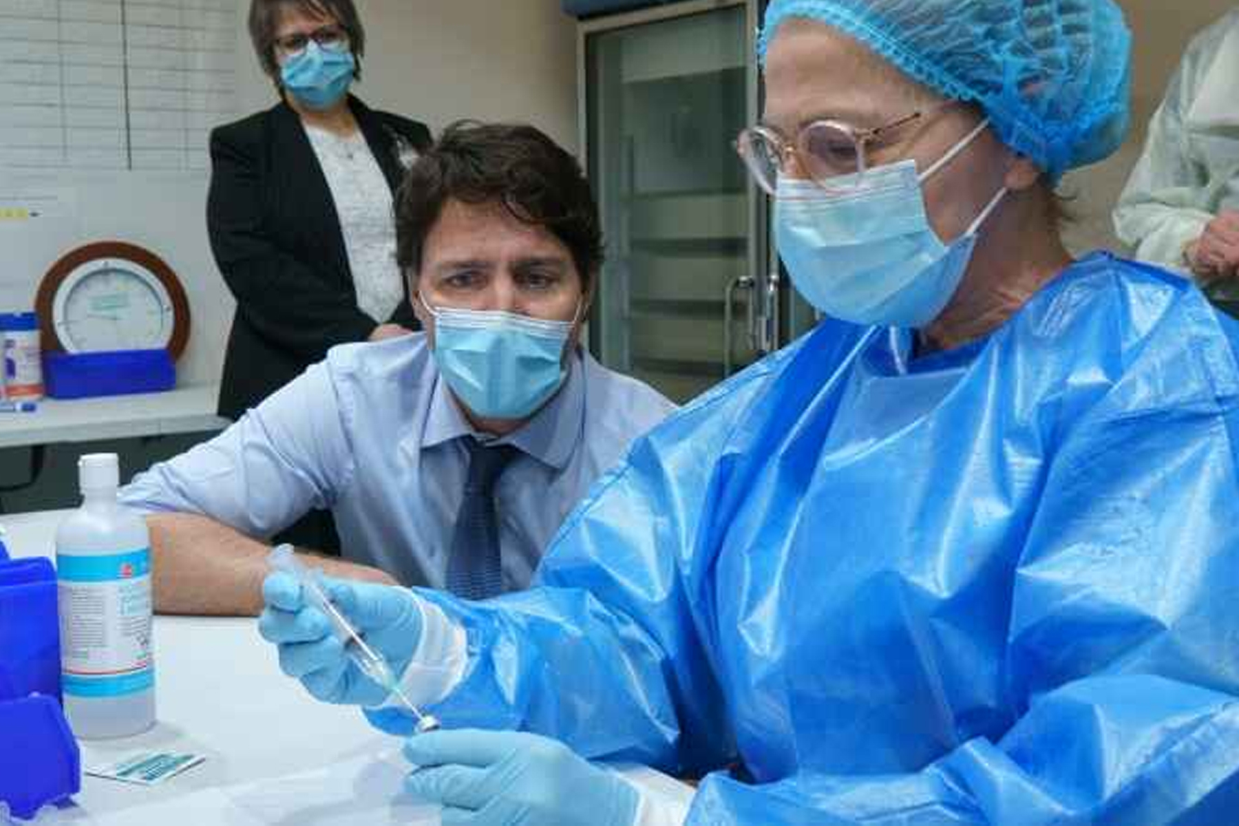 مونترالی ها از تزریق واکسن آسترازنکا خودداری کردند؛ مقامات کانادا معتقدند واکسیناسیون ایمن است
