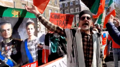 ایرانیان مقیم لندن در اعتراض به امضای قرارداد ایران و چین مقابل کنسولگری چین تجمع کردند