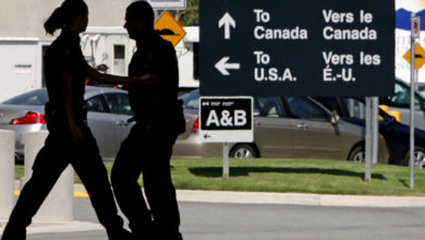 اهالی انتاریو با عبور پیاده از مرز کانادا-ایالات متحده، طرح قرنطینه در هتل را دور می‌زنند