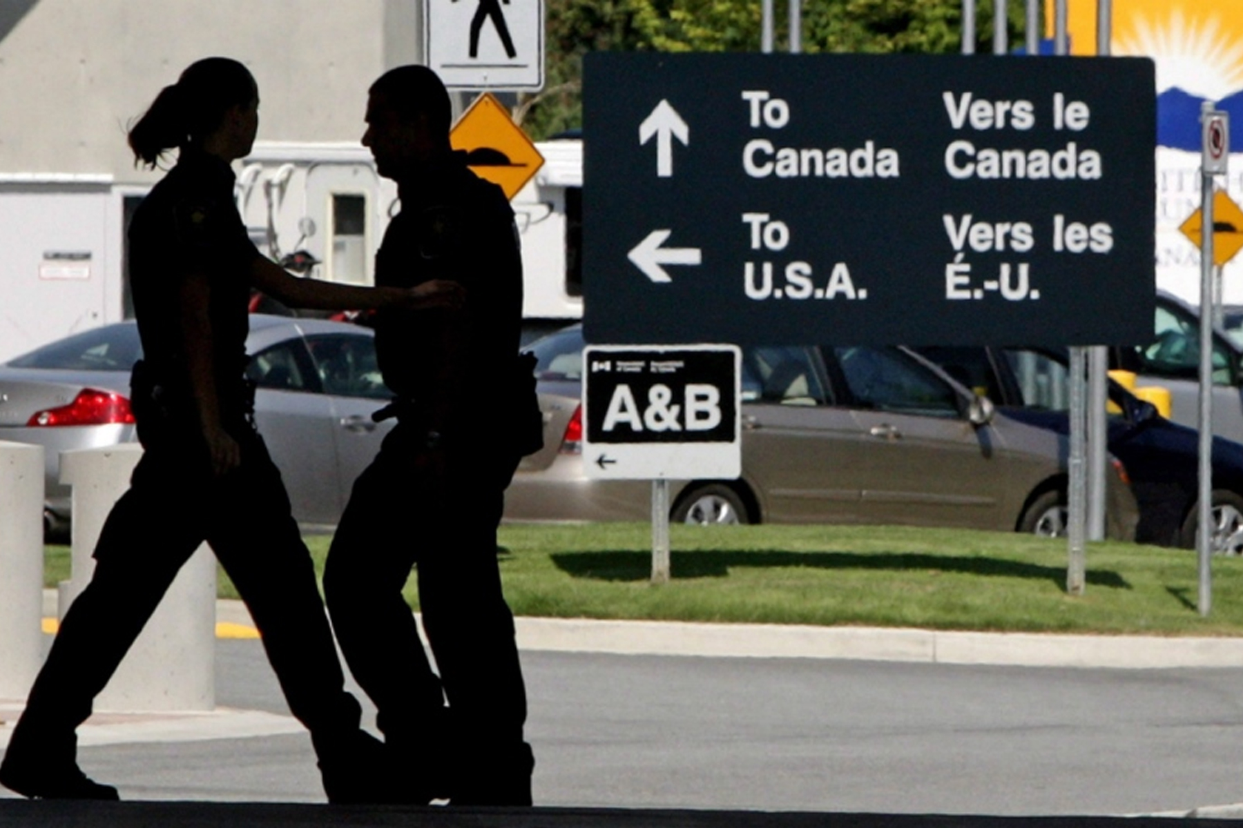 اهالی انتاریو با عبور پیاده از مرز کانادا-ایالات متحده، طرح قرنطینه در هتل را دور می‌زنند