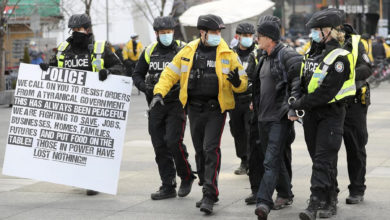 پلیس تورنتو در طول آخر هفته صدها نفر را در ارتباط با قوانین شرایط اضطراری بازداشت کرد