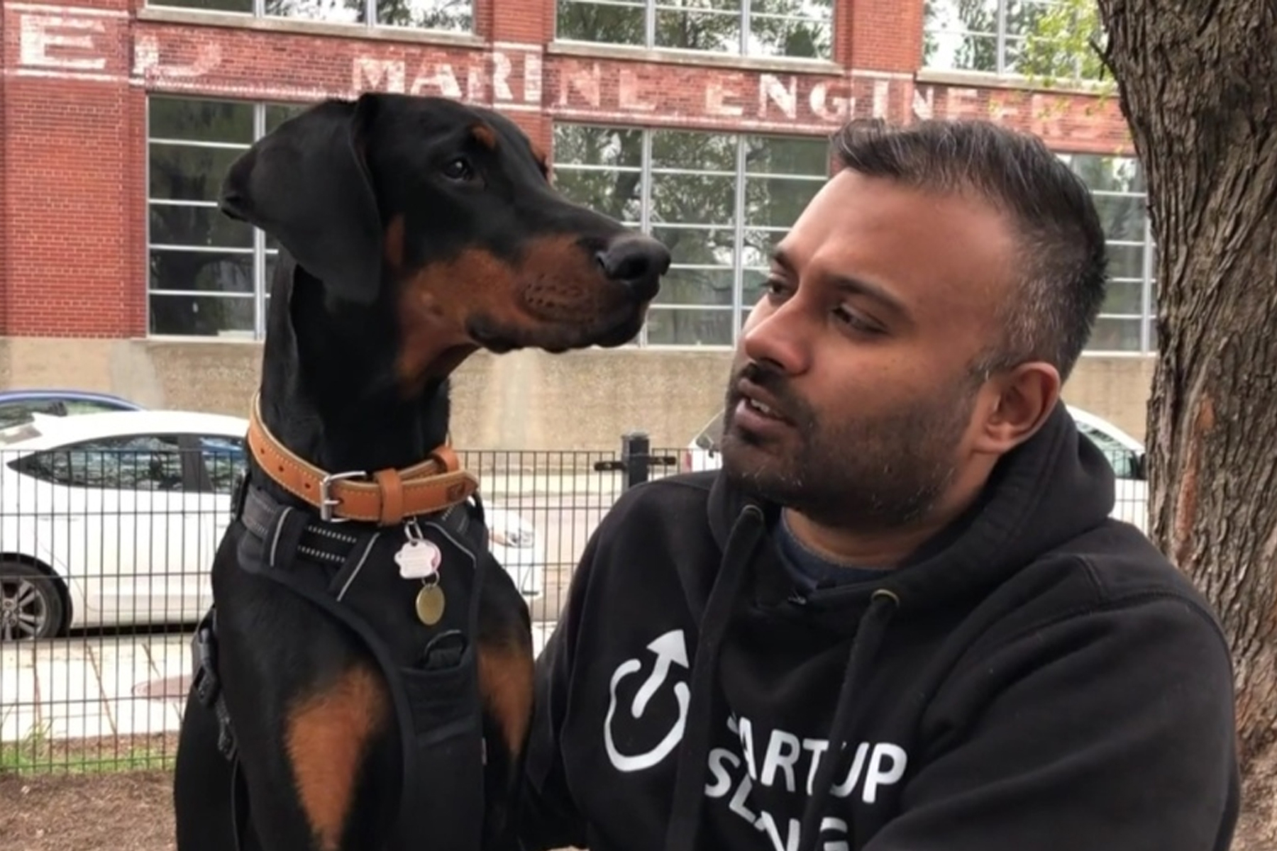 شکایت به حقوق بشر : مردی در مونترال بدلیل نیاز به حمایت عاطفی سگ دوبرمن، آپارتمان خود را از دست داد