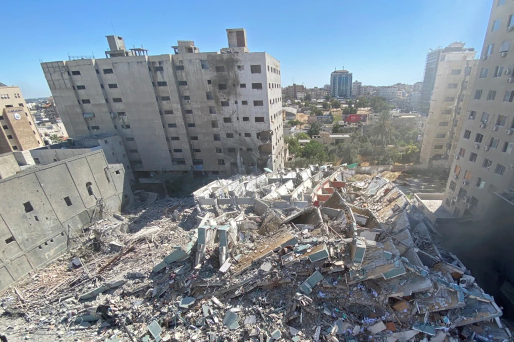 حملات هوایی اسرائیل باعث ویرانی دفاتر شبکه های الجزیره و آسوشیتدپرس در غزه شد
