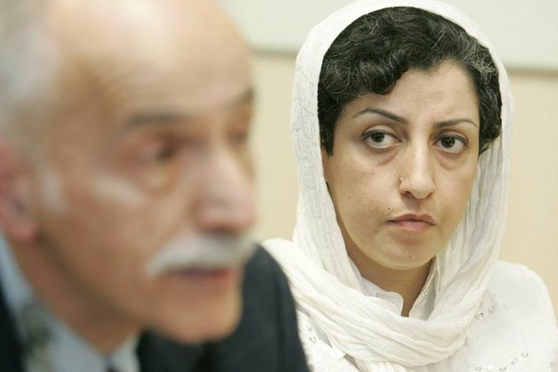اتحادیه اروپا از ایران می خواهد که احکام جدید نرگس محمدی فعال حقوق بشر را بررسی کند