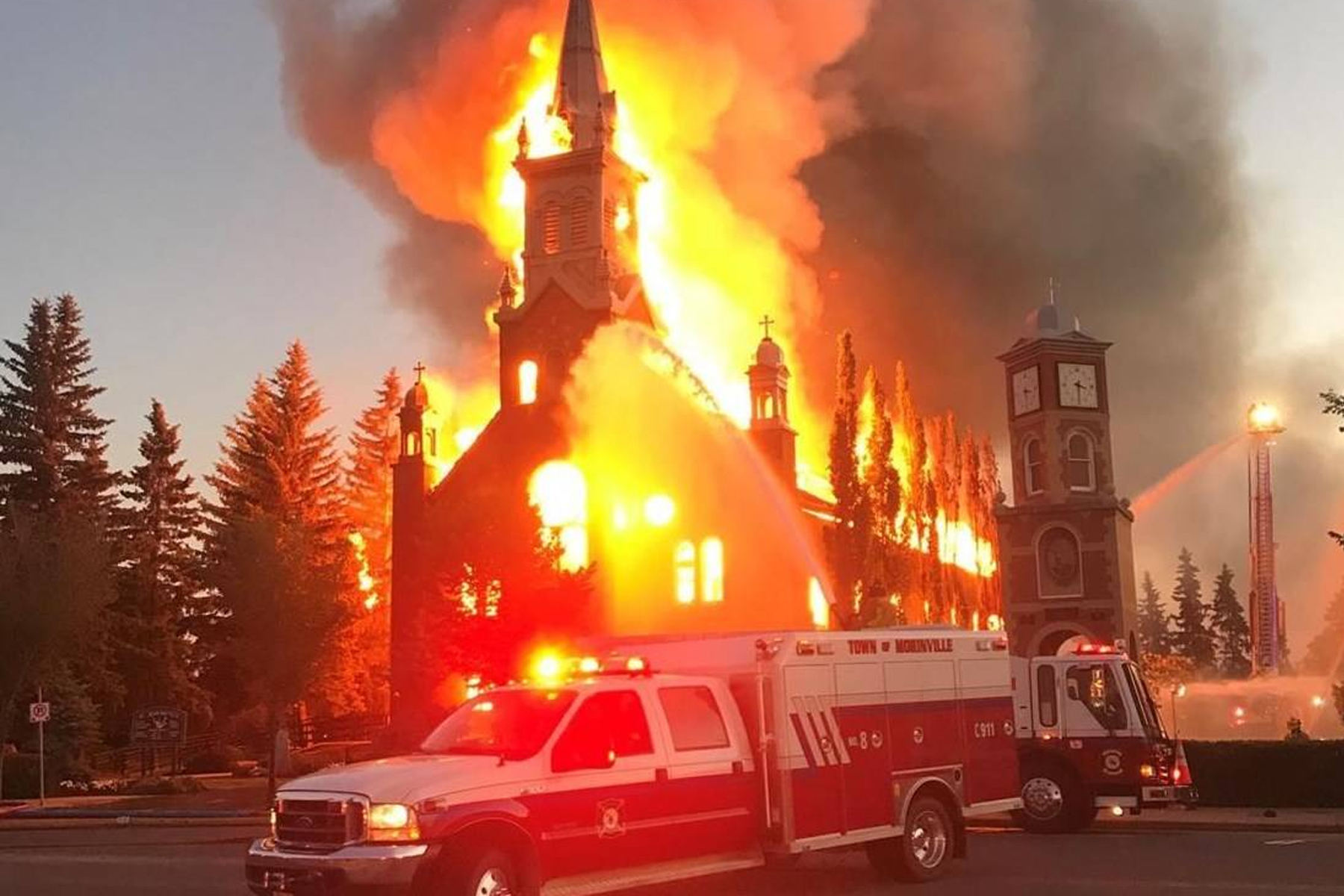کلیسای کاتولیک مورینویل در شمال ادمنتون پایتخت آلبرتا در آتش سوخت و نابود شد
