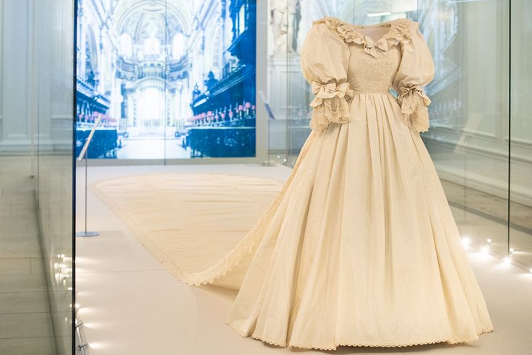 لباس عروسی پرنسس دایانا و پرنس چارلز در معرض دید عموم قرار گرفت