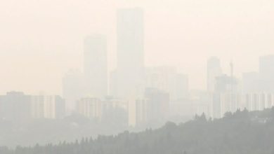 تصویر از آسمان دودی و کیفیت پایین هوا در سراسر کانادا در پی سوختن نزدیک به ۸۰۰ مورد آتش‌ سوزی
