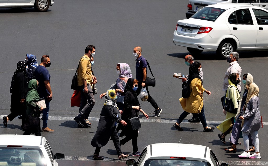 ستاد مقابله با کرونا در ایران شش روز تعطیلی سراسری اعلام کرد؛ ادامه افشاگری‌ها در عملکرد وزارت بهداشت