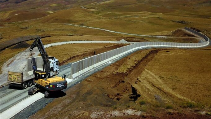 ترکیه در امتداد مرز ایران برای ورود غیرقانونی پناهجویان در حال ساخت دیوار مدولار است
