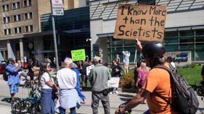 معترضان ضد واکسن مقابل بیمارستان تورنتو هماهنگ با اعتراضات سراسری در کل کشور گردهم آمدند