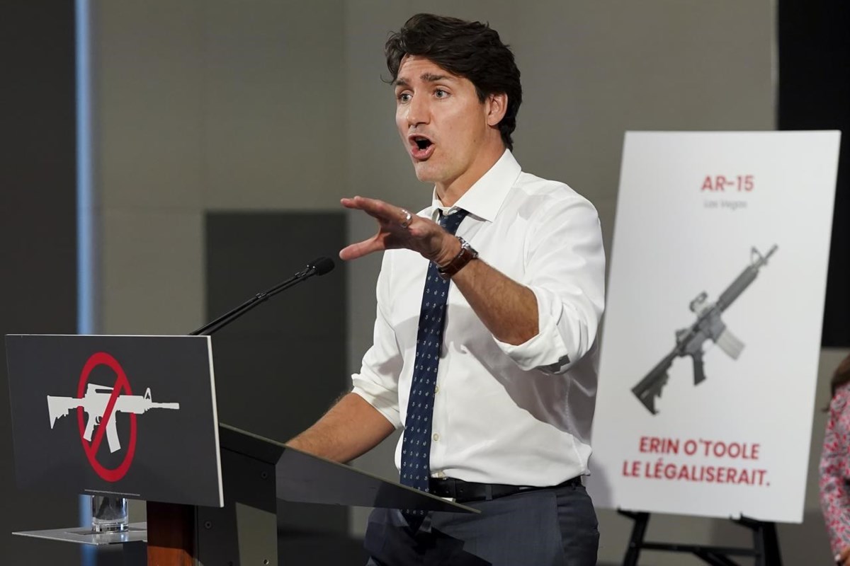 جاستین ترودو در زمان توقف کمپین انتخابات وعده سختگیری‌های بیشتر در اجرای قوانین کنترل اسلحه در منطقه تورنتو را داد