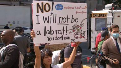 معترضان ضد واکسن مقابل بیمارستان تورنتو هماهنگ با اعتراضات سراسری در کل کشور گردهم آمدند