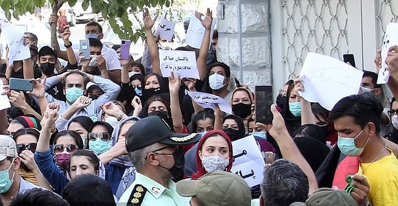 نرگس محمدی : ماموران پلیس در تجمع اعتراضی مقابل سفارت پاکستان به یک زن تعرض کردند